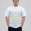 Model trägt Beige Mayday X Schutzweste – Vorderansicht, tragbar über und unter der Kleidung.