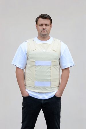 Model trägt Beige Mayday X Schutzweste – Vorderansicht, tragbar über und unter der Kleidung.