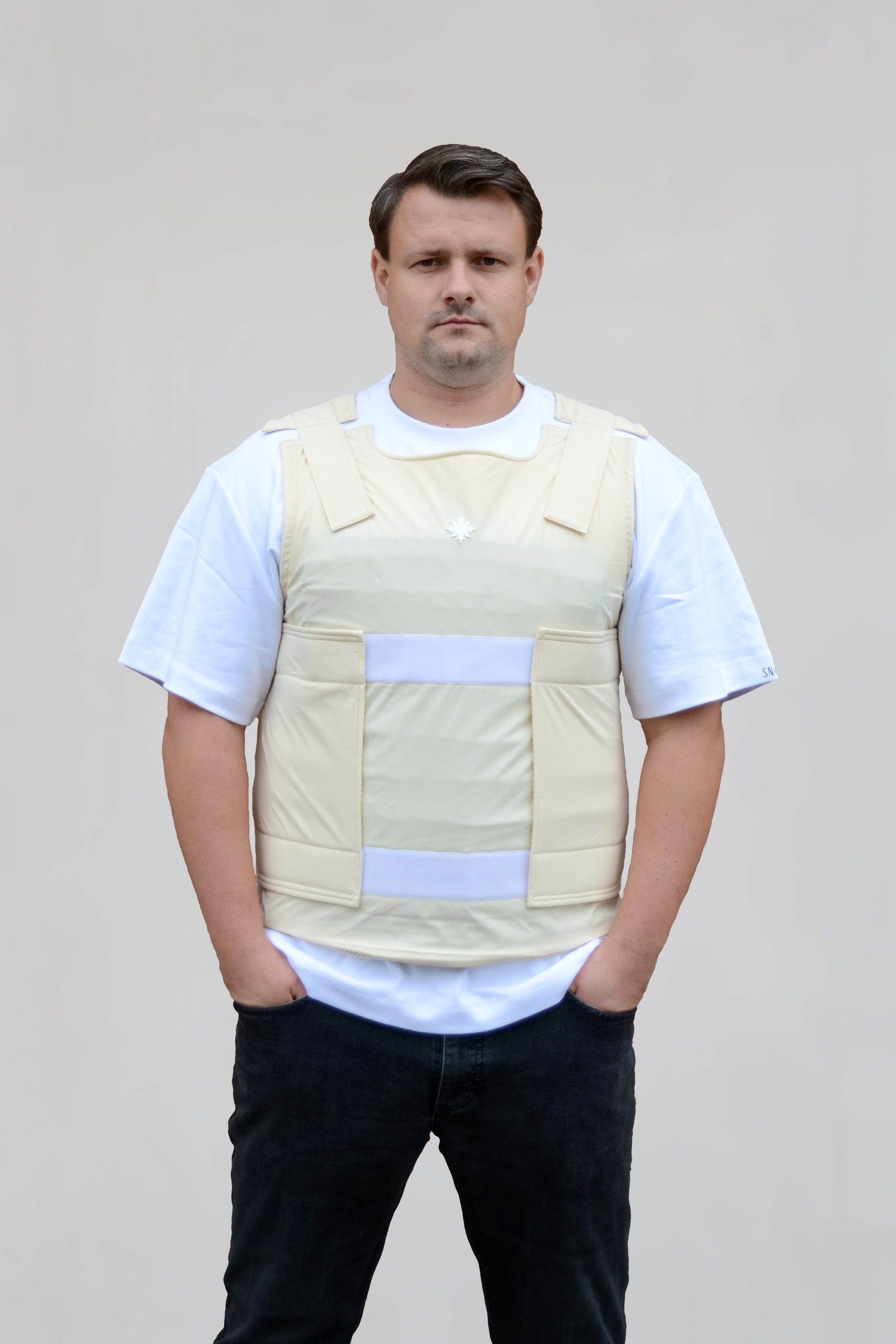 Model trägt Beige Mayday X Schutzweste – Vorderansicht, tragbar über und unter der Kleidung.