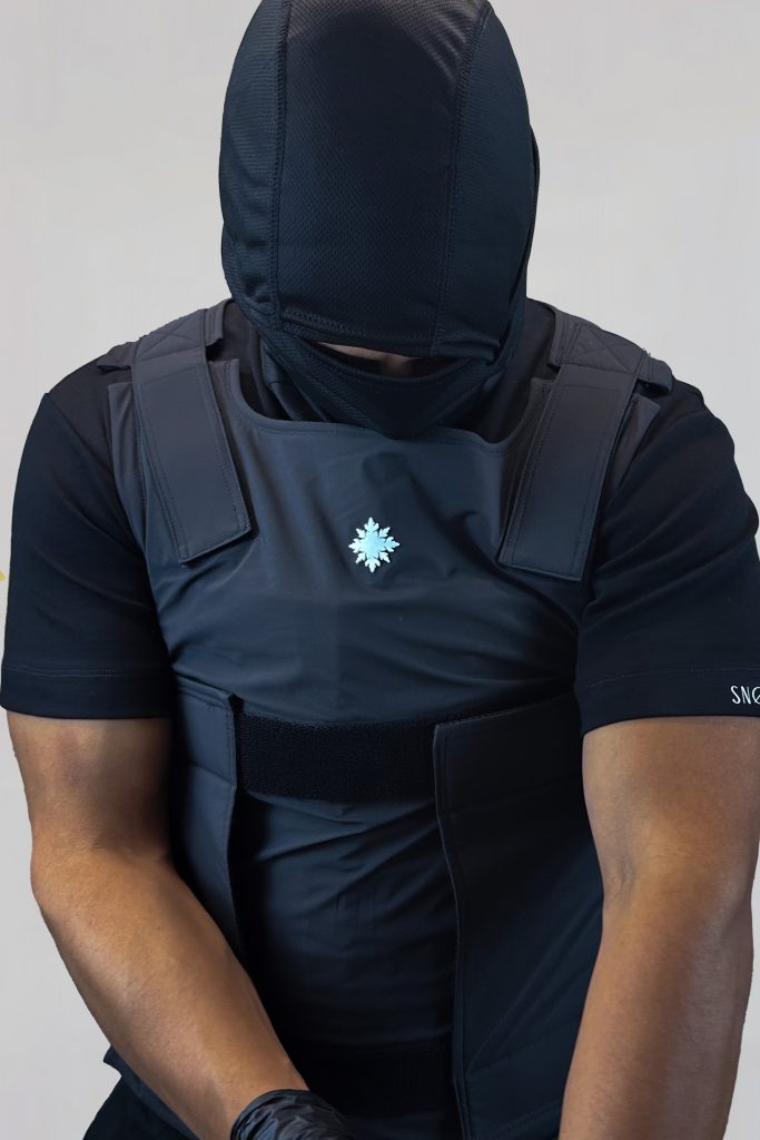 Nahaufnahme eines Models mit der schwarzen DEFENX PRO Vanta Schutzweste – Fokus auf Passform und Textur.