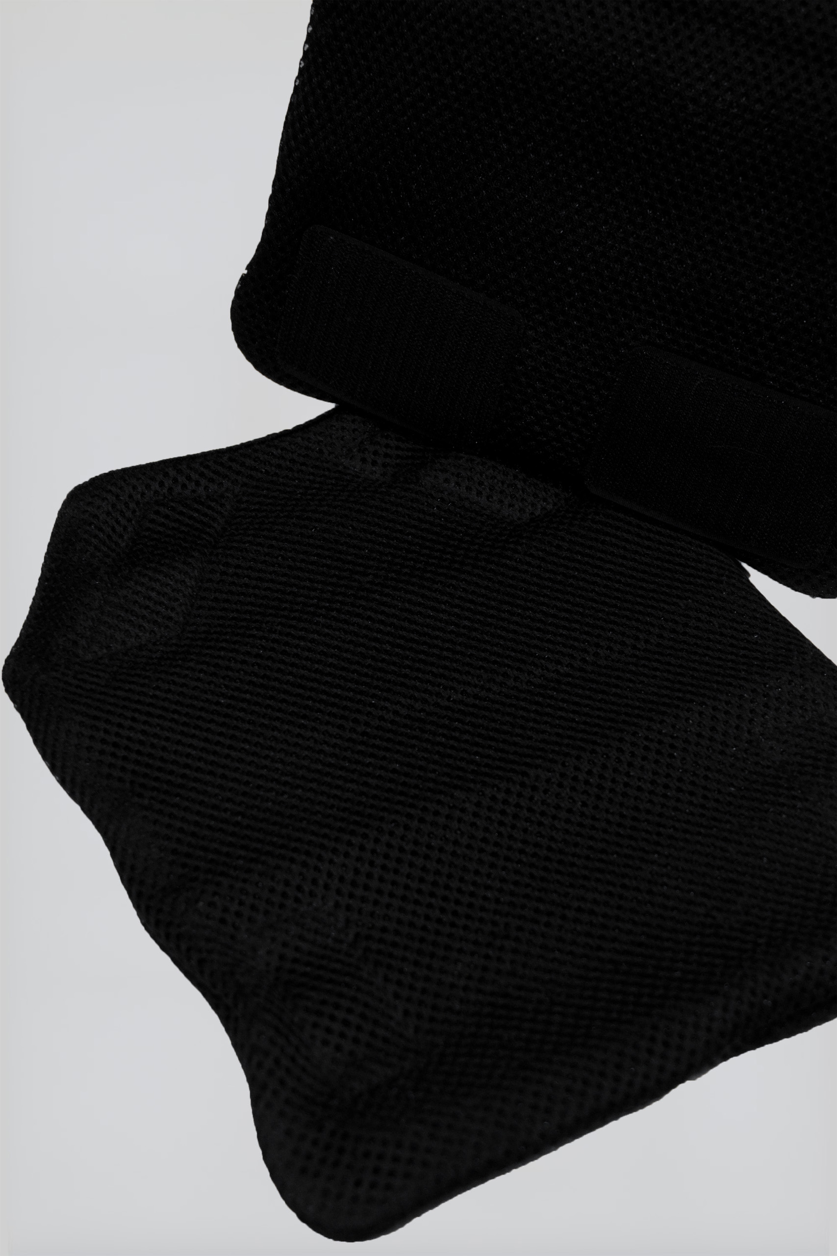 Detailansicht der DEFENX Side Shield Seitenprotektoren für modulare DEFENX Westen – hochwertige Materialien und Verarbeitung im Fokus.