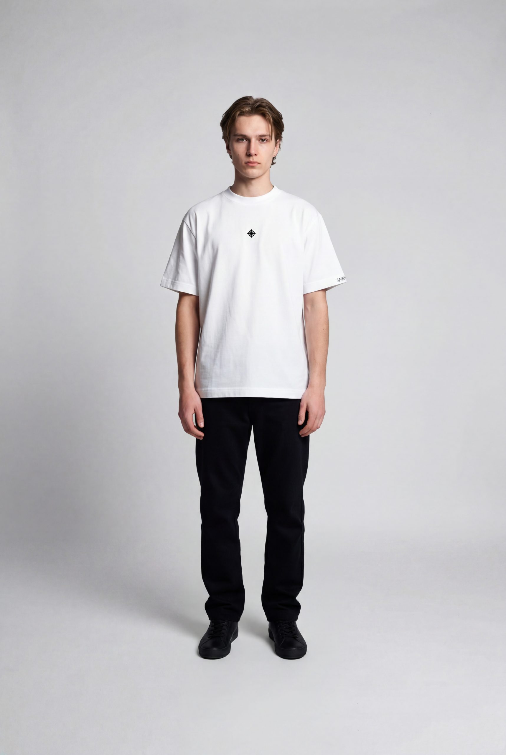 Model Weißes Tshirt ARCANE Shooting Front View