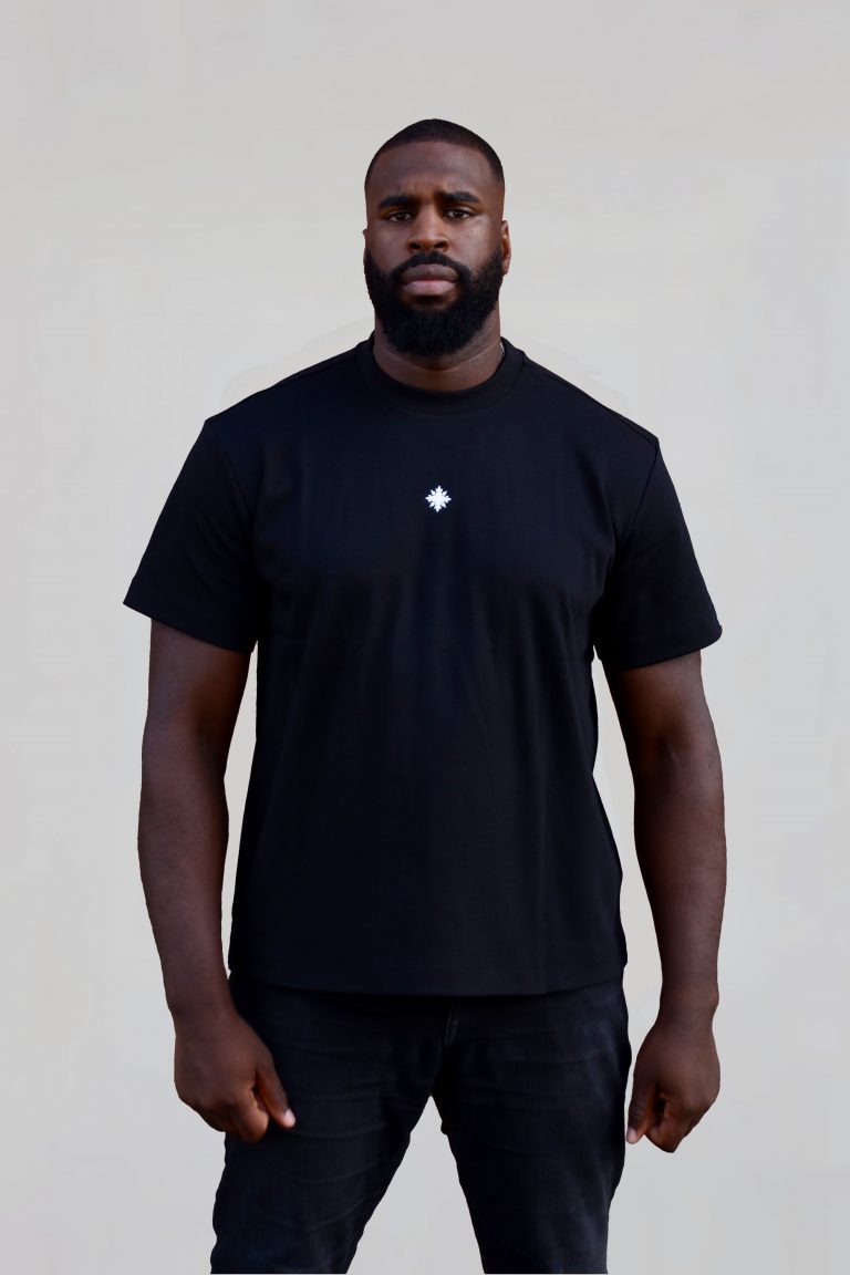 Model trägt schwarzes SNOVIT Tshirt Eclipse mit Blick nach vorne gerichtet.