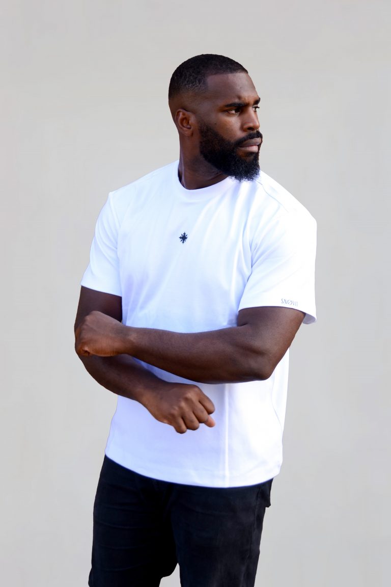 Model trägt weißes SNOVIT Tshirt ARCANE mit seitlicher Pose.