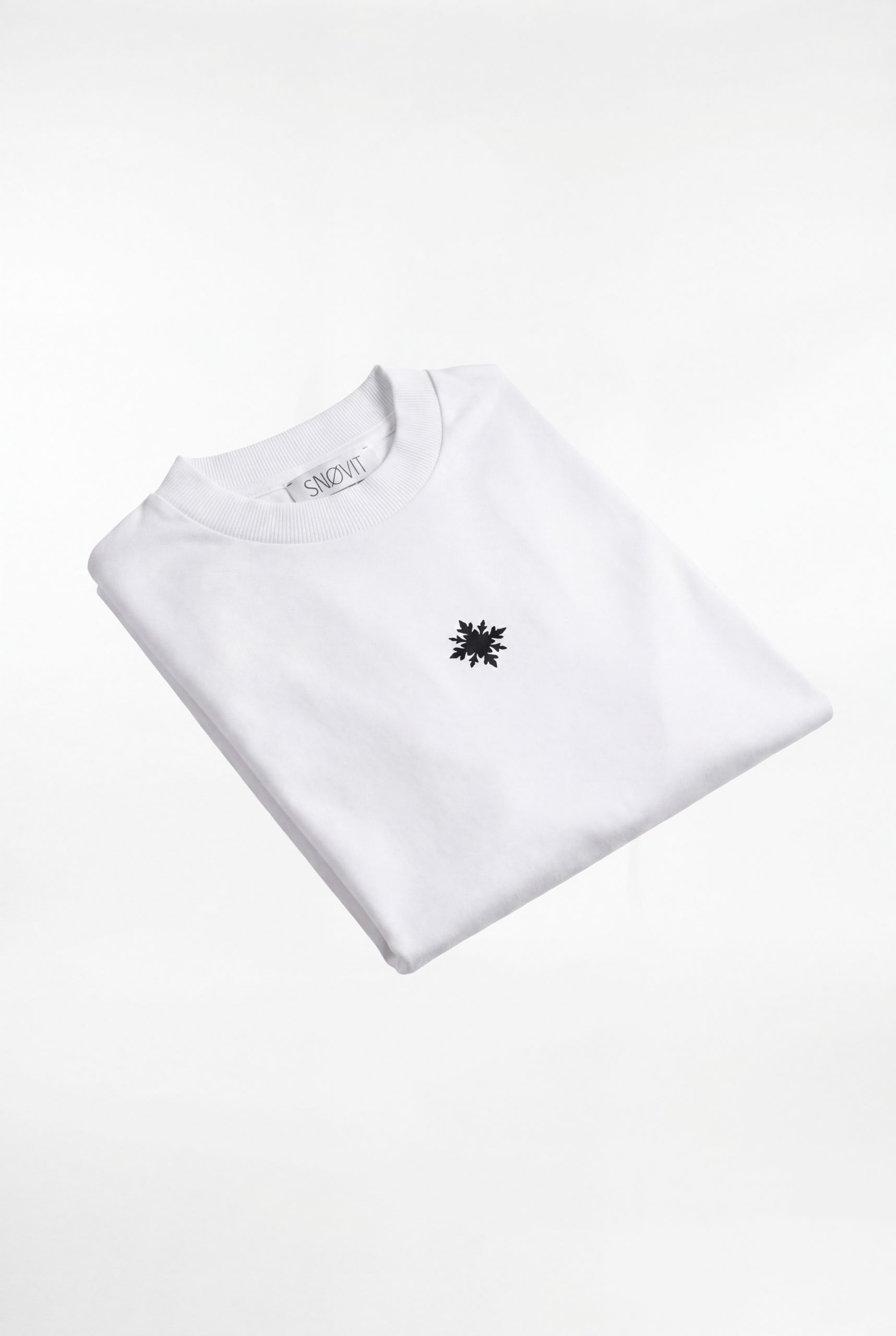 Produktfoto - Frontansicht des weißen SNOVIT Tshirt Arcane, gefaltet.