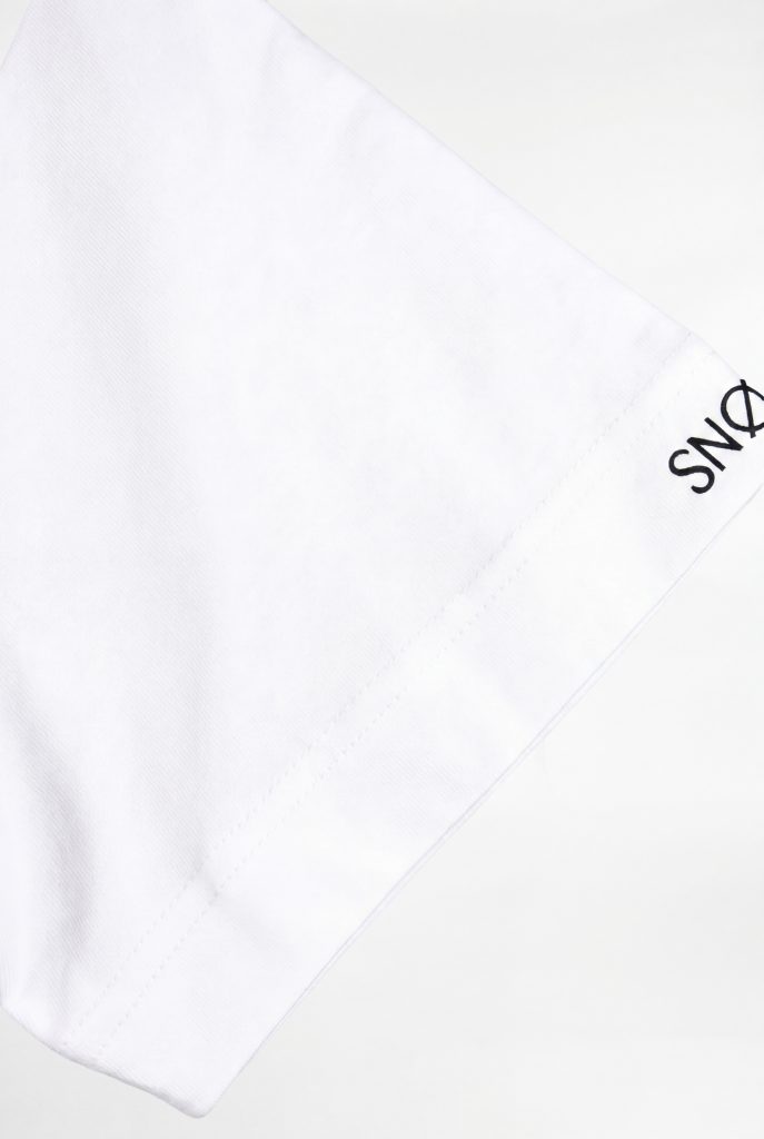Nahaufnahme SNØVIT gedruckte Aufschrift TSHIRT ARCANE.