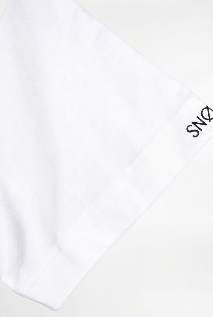 Nahaufnahme SNØVIT gedruckte Aufschrift TSHIRT ARCANE.