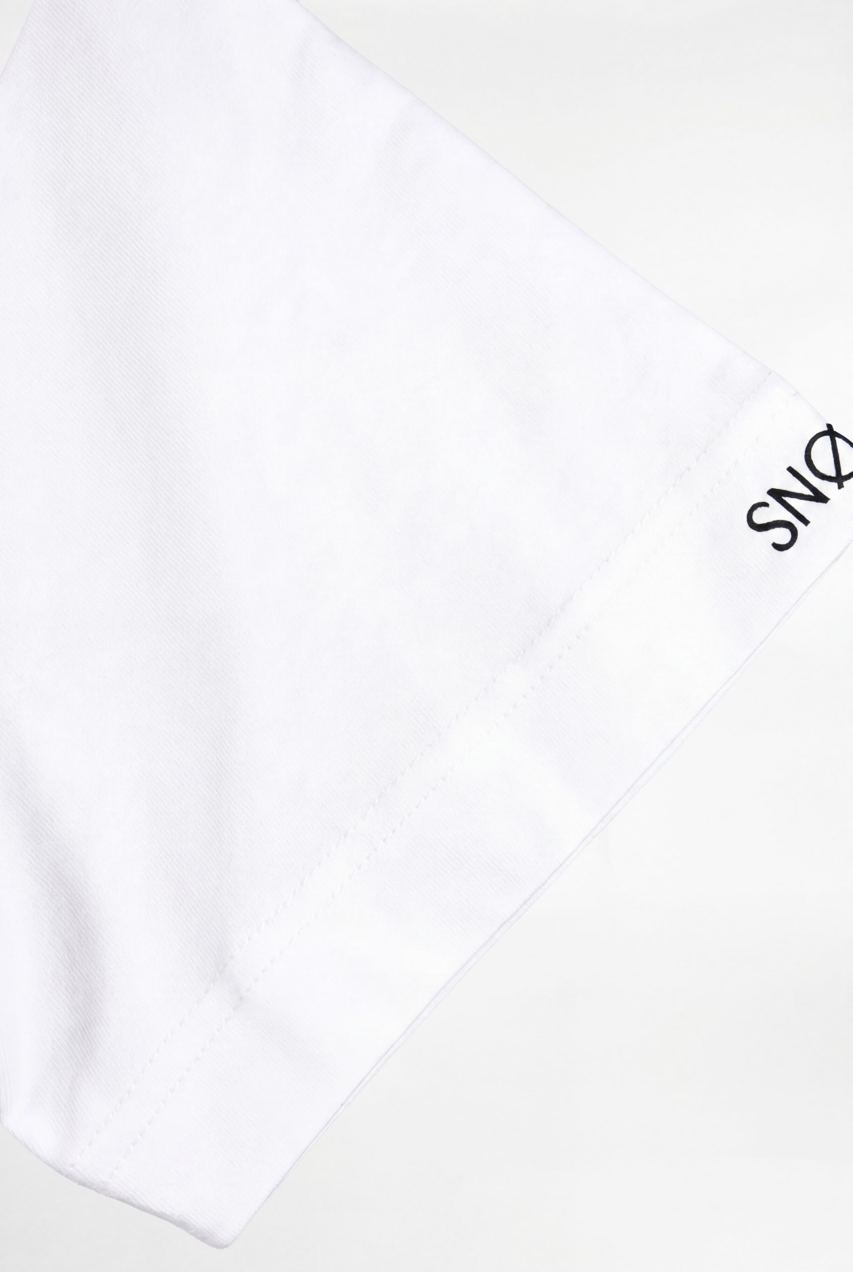 Nahaufnahme SNØVIT gedruckte Aufschrift TSHIRT ARCANE.