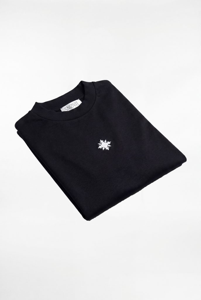 Produktfoto - Frontansicht des schwarzen SNOVIT Tshirt Eclipse gefaltet.