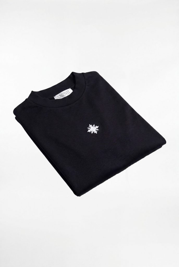 Produktfoto - Frontansicht des schwarzen SNOVIT Tshirt Eclipse gefaltet.