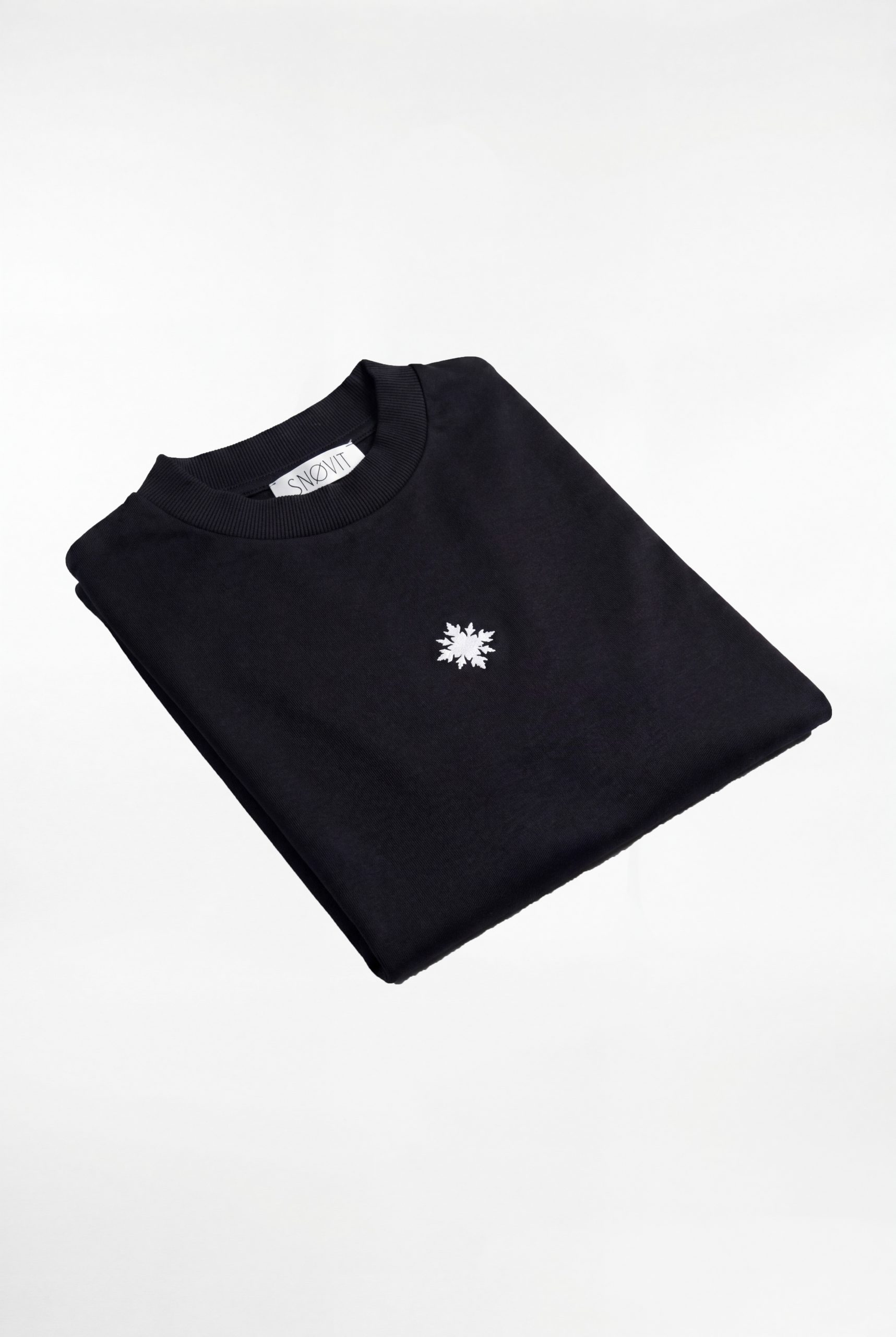 Produktfoto - Frontansicht des schwarzen SNOVIT Tshirt Eclipse gefaltet.