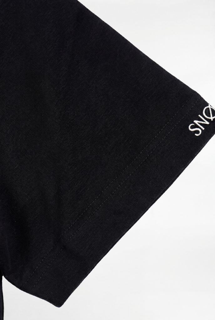 Nahaufnahme SNØVIT gedruckte Aufschrift TSHIRT ECLIPSE.