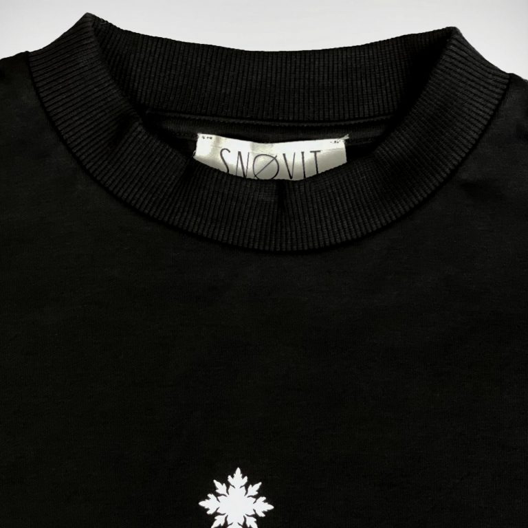 Produktfotografie Nahaufnahme des schwarzen SNOVIT T-SHIRT ECLIPSE.