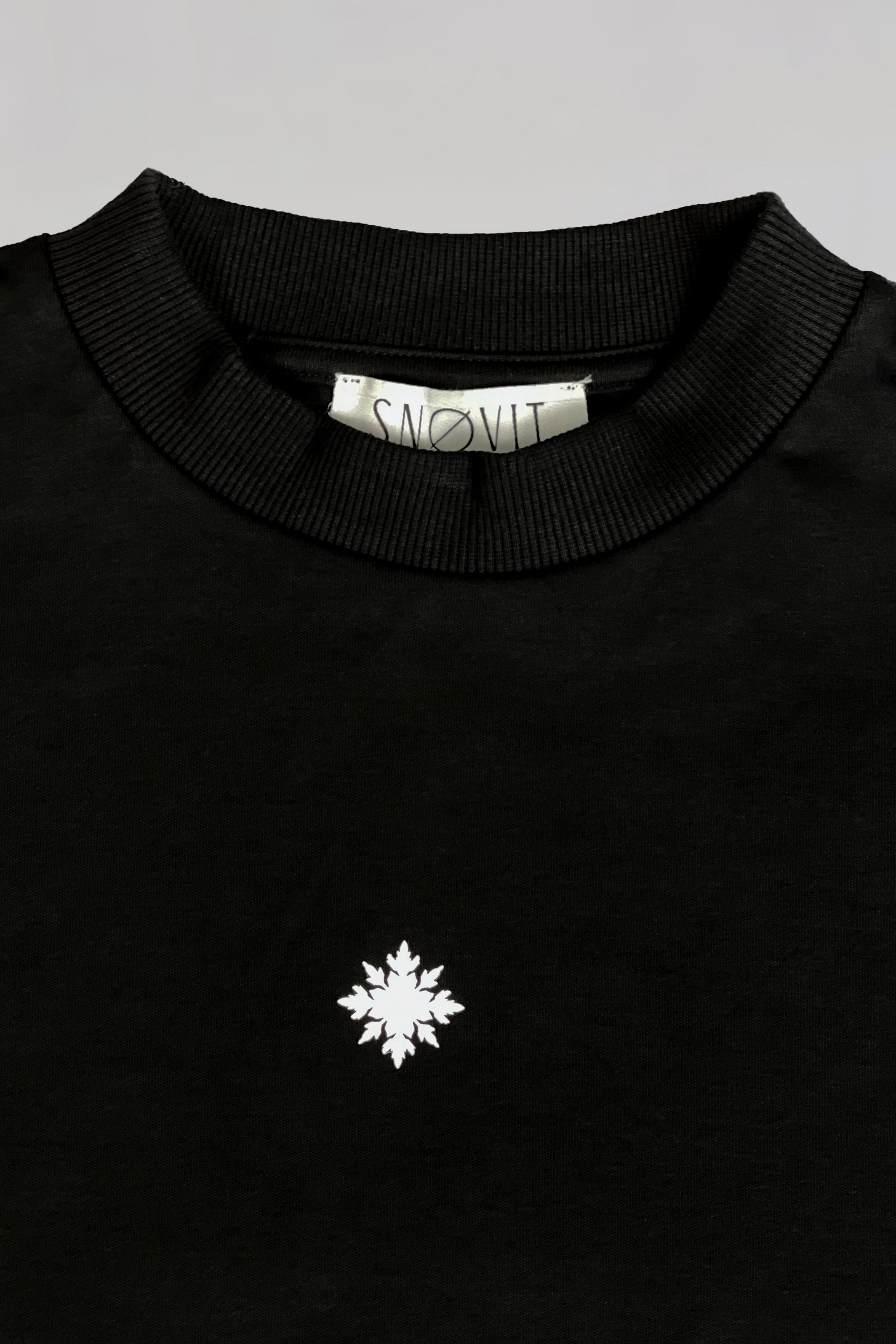 Produktfotografie Nahaufnahme des schwarzen SNOVIT T-SHIRT ECLIPSE.