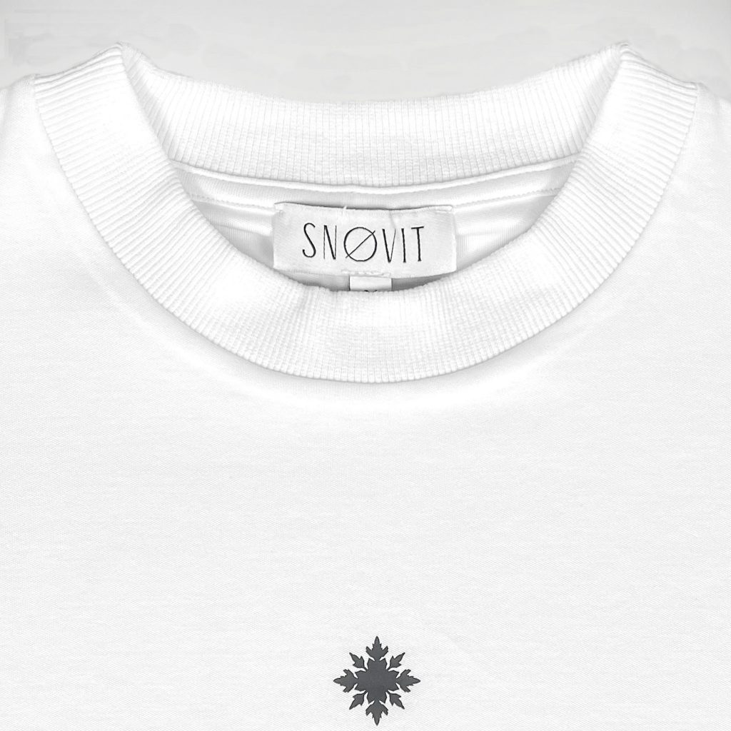 Produktfotografie Nahaufnahme des weißen SNOVIT T-SHIRT ARCANE.