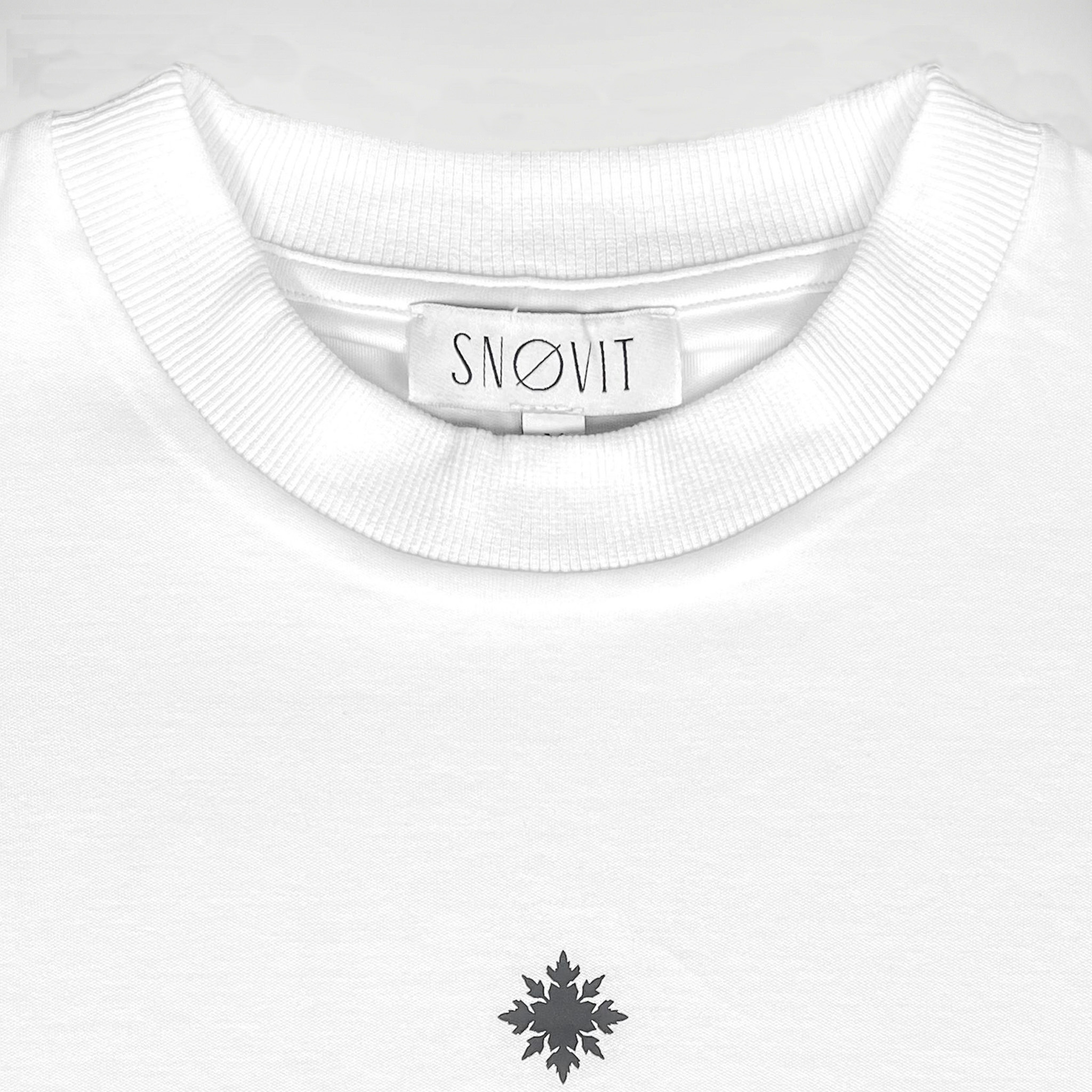 Produktfotografie Nahaufnahme des weißen SNOVIT T-SHIRT ARCANE.