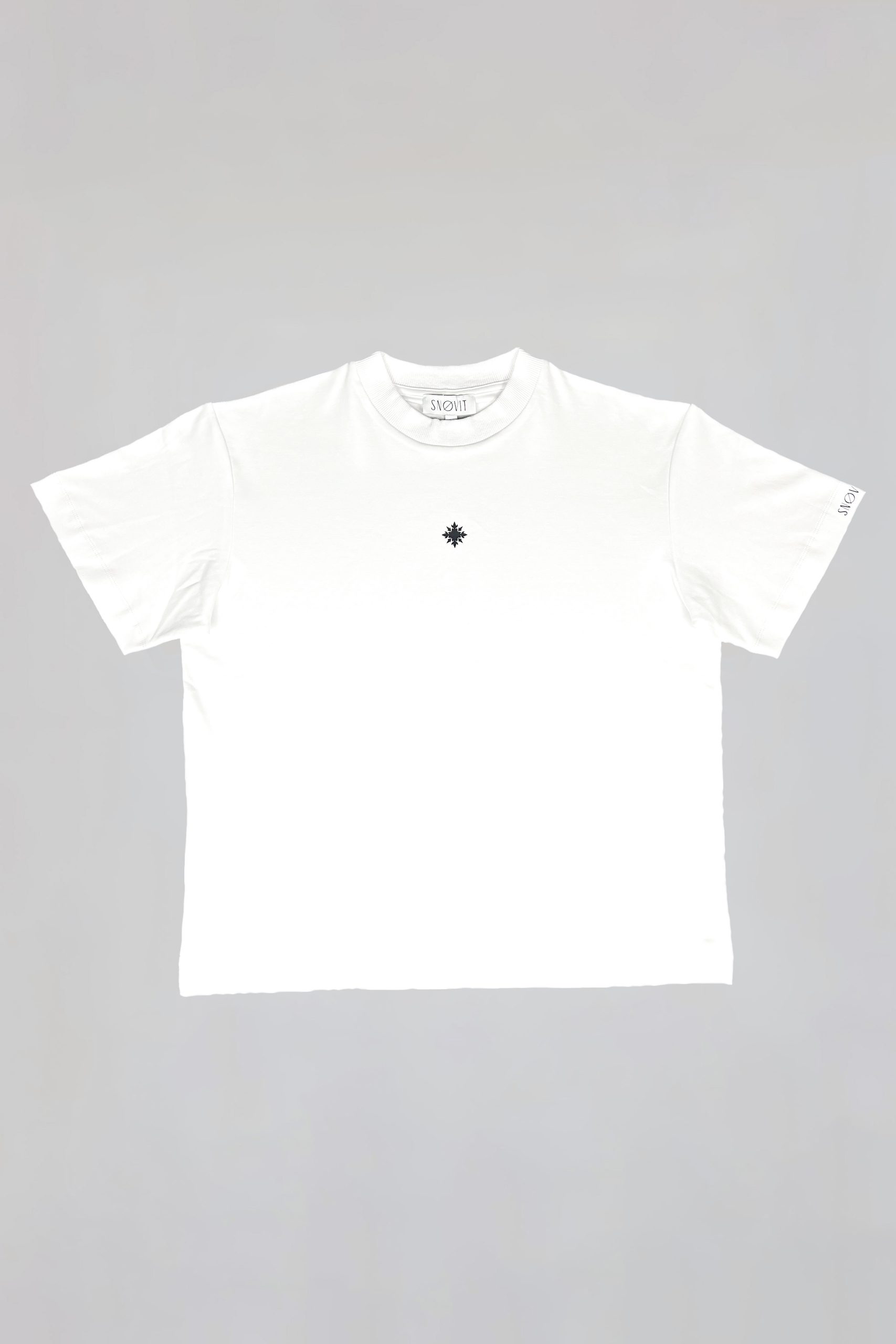 Produktfoto - Frontansicht des weißen SNOVIT Tshirt Arcane.