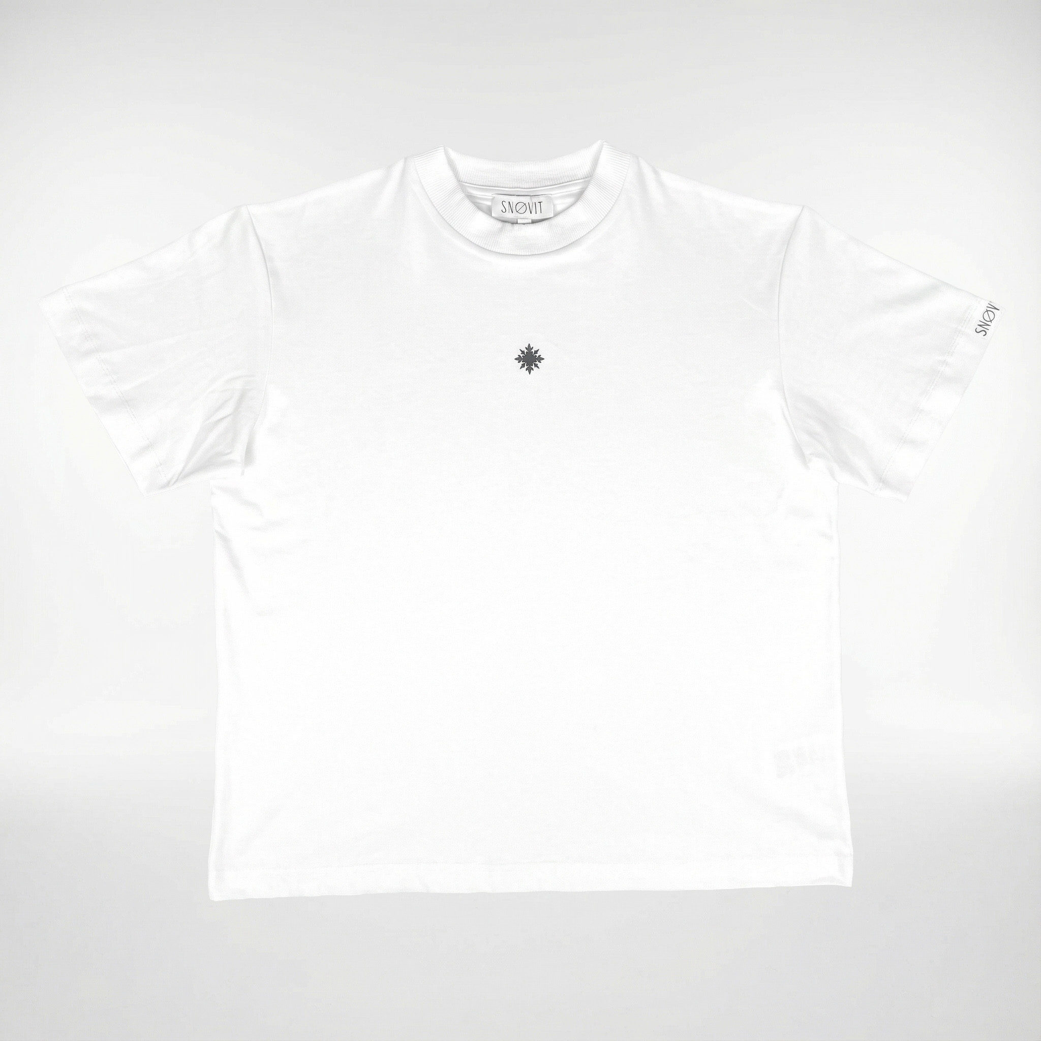 Produktfoto - Frontansicht des weißen SNOVIT Tshirt Arcane.