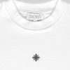 Produktfotografie Nahaufnahme des weißen SNOVIT T-SHIRT ARCANE.