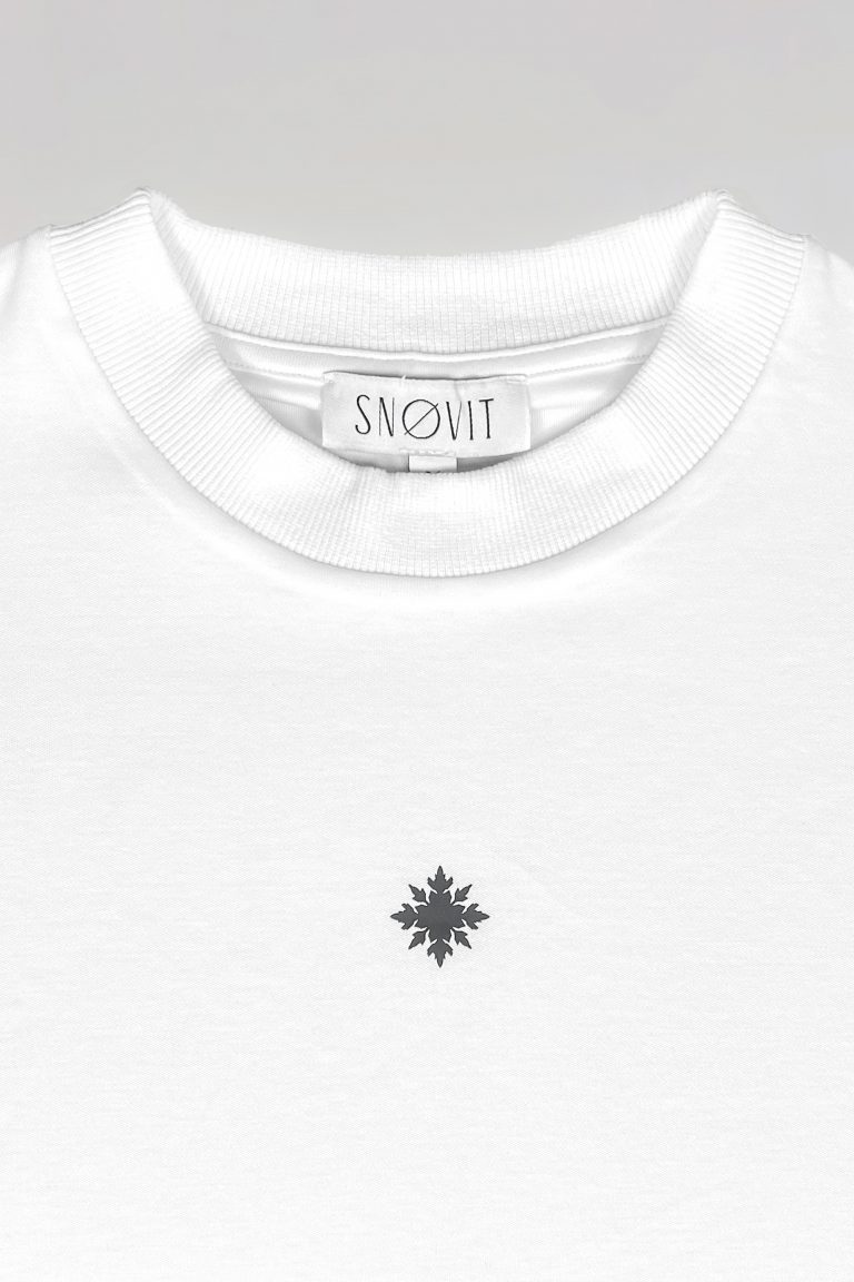 Produktfotografie Nahaufnahme des weißen SNOVIT T-SHIRT ARCANE.