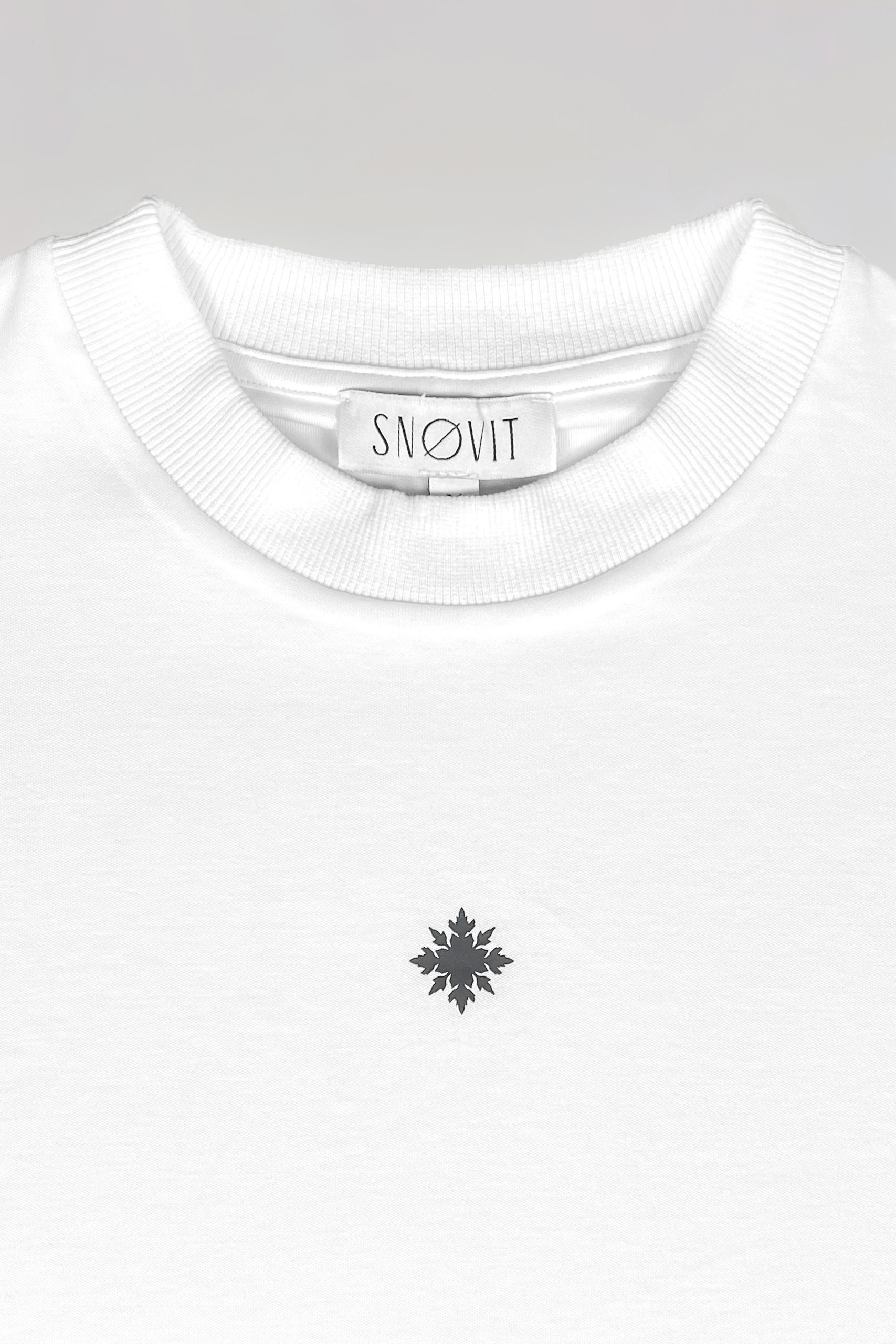 Produktfotografie Nahaufnahme des weißen SNOVIT T-SHIRT ARCANE.