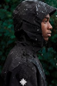 Schwarze SNØVIT Outdoor Jacket Nithya Nøva X mit Kapuze, Frontansicht, funktionales Design.
